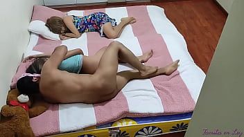Redare Mi-am tras nepoata în timp ce mama ei se odihnea - ziua în care profit de slăbiciunea nepoatei mele dependente de penisul mare
