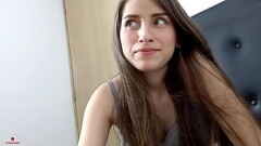 Jouer Ma demi-soeur me surprend nue et la convainc de se mettre nue avec moi pour une séance de baise intense.