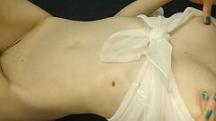 Abspielen Betrug Frau der ungezogenen Solo -Masturbation, bevor sie ihren Geliebten treffen