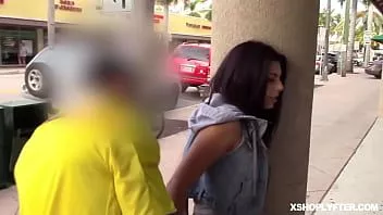 Jouer Jada kai, une mignonne baisée, a été attrapée par l'officier Jovan en train d'essayer de sortir avec des articles du magasin, alors elle l'a menottée et ramenée pour interrogatoire