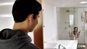 Redare Fratele își fuge sora excitată în baie