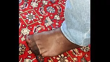 Reproducir Mi novia está jugando con los pies con diferentes medias de nylon
