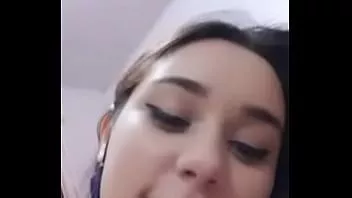 Oynat Sevimli kız yanıp sönen onu göğüsleri ve kedi canlı
