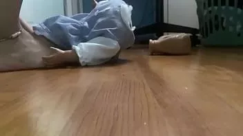 Play Crushing doll with heels and feet #2