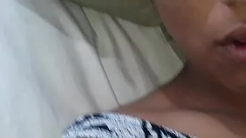 Putar Claudia menggunakan dildo di licinnya