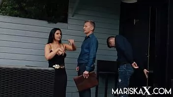 play Mariskax mariska recebe tag teamed por dois caras do lado de fora