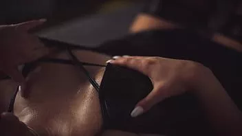 Reproduzir Linda garota com peitos grandes se masturba com vibrador - muito quente!