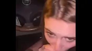 play Beyaz kız benim büyük beyaz horoz seviyor ve bana oral seks verir