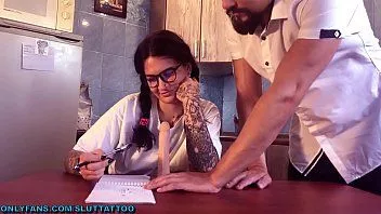 play Saksocu ve ödül okuyan kız öğrenci yüzünde büyük horoz, bir sürü cum alır