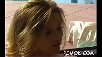 play Bimbo está se masturbando porque isso a excita