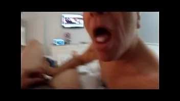 Reproduzir O velho vovô amputado adora comer esperma masculina, mmmmmm