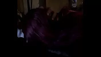 Oynat Şehvetli bir sakso, boyun eğen derin bir gırtlağa dönüşür!