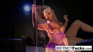 Reproduzir Britney amber é uma stripper tesuda que se satisfaz