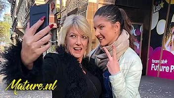 Abspielen Die 56-jährige MILF Amy geht auf ein Tinder-Date mit der unerfahrenen Teenagerin Francesca Dicaprio