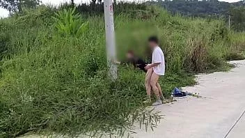 Reproduzir Traga uma amiga para foder na beira da estrada.