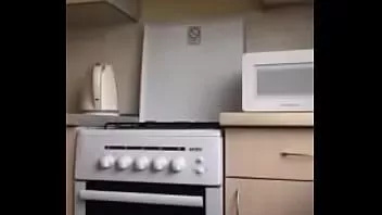 Oynat Kız ameporn üzerinde sert meme uçlarını gösterir