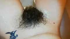 播放 毛茸茸的小穴超载：素人自慰的亲密特写
