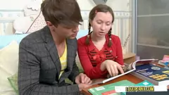 play Il fratellastro insegna alla MILF bionda con grandi tette nella doccia