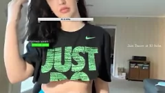 play Latina Genç Twitch Yayını Başarısız Derleme Sırasında Büyük Göğüsleri ve Doğal ANAL Kıçını Gösteriyor