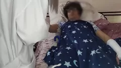 play लैटिना एमआईएलए घर की कॉल करता है और उसके मरीज को कमबख्त करता है