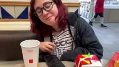 play Sıska minyon sürtük, kaba anal seks ile öğle yemeği borcunu öder