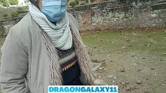 play اللسان في الهواء الطلق في الحديقة: امرأة سمراء ساخنة تعطي POV BJ مكثفة