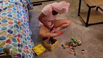 play Sa fille a besoin de changer sa couche et son père la baise en la changeant
