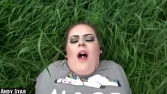 Redare BBW Teen nu -și poate ține pipi, primește creampie în aer liber