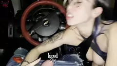 Putar Brunette kelaparan seks menawarkan blowjob untuk naik: porno amatir