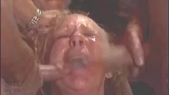 播放 布兰迪和露比的强烈射精面部 - 铁杆集团gangbang