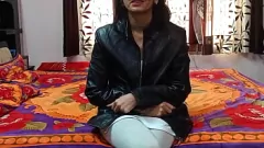 Jouer Une fille punjabi salope se déchaîne avec une grosse bite noire
