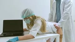 Odtwórz Napalona pielęgniarka nie mogła się oprzeć i pozwoliła lekarzowi mocno ją wyruchać na biurku