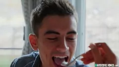 Odtwórz Współlokatorki MILF, Ariella Ferrera i India Summer, dzielą się młodym kutasem w hardcorowym trójkącie